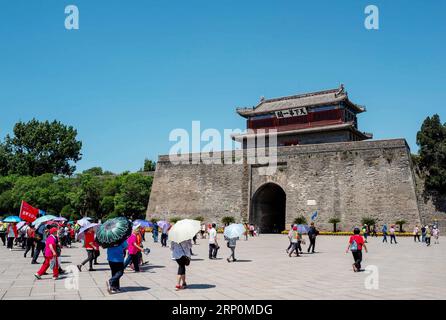 (180519) -- QINHUANGDAO, 19 maggio 2018 -- i turisti visitano il passo di Shanhaiguan, una famosa località turistica nella città di Qinhuangdao, nella provincia di Hebei nel nord della Cina, 18 maggio 2018. ) (wyo) CHINA-HEBEI-QINHUANGDAO-SHANHAIGUAN (CN) LiuxChan PUBLICATIONxNOTxINxCHN Foto Stock