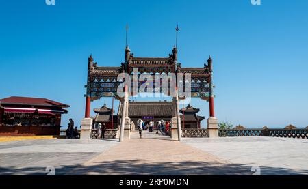 (180519) -- QINHUANGDAO, 19 maggio 2018 -- i turisti visitano il passo di Shanhaiguan, una famosa località turistica nella città di Qinhuangdao, nella provincia di Hebei nel nord della Cina, 18 maggio 2018. ) (wyo) CHINA-HEBEI-QINHUANGDAO-SHANHAIGUAN (CN) LiuxChan PUBLICATIONxNOTxINxCHN Foto Stock