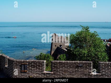 (180519) -- QINHUANGDAO, 19 maggio 2018 -- i turisti visitano il passo di Shanhaiguan, una famosa località turistica nella città di Qinhuangdao, nella provincia di Hebei nel nord della Cina, 18 maggio 2018. ) (wyo) CHINA-HEBEI-QINHUANGDAO-SHANHAIGUAN (CN) LiuxChan PUBLICATIONxNOTxINxCHN Foto Stock