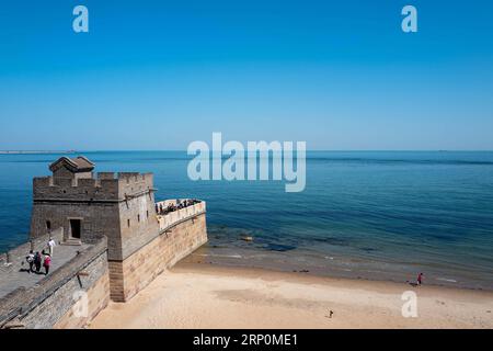 (180519) -- QINHUANGDAO, 19 maggio 2018 -- i turisti visitano il passo di Shanhaiguan, una famosa località turistica nella città di Qinhuangdao, nella provincia di Hebei nel nord della Cina, 18 maggio 2018. ) (wyo) CHINA-HEBEI-QINHUANGDAO-SHANHAIGUAN (CN) LiuxChan PUBLICATIONxNOTxINxCHN Foto Stock