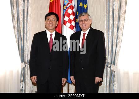 (180519) -- ZAGABRIA, 19 maggio 2018 -- Cao Jianming (L), vicepresidente del Comitato permanente del Congresso nazionale del popolo cinese, hanno avuto colloqui con il vicepresidente del parlamento croato Zeljko Reiner a Zagabria, Croazia, il 17 maggio 2018. La Cina è disposta a collaborare ulteriormente con la Croazia attraverso l'iniziativa Belt and Road e il meccanismo 16+1 tra la Cina e i paesi dell'Europa centrale e orientale (CEE), ha dichiarato Cao Jianming durante la sua visita in Croazia. ) (zf) CROAZIA-ZAGABRIA-CINA-VISITA-POLITICA GaoxLei PUBLICATIONxNOTxINxCHN Foto Stock