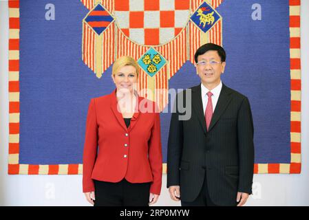 (180519) -- ZAGABRIA, 19 maggio 2018 -- Cao Jianming (R), vicepresidente del Comitato permanente del Congresso nazionale del popolo cinese, incontra il presidente croato Kolinda Grabar-Kitarovic a Zagabria, Croazia, il 17 maggio 2018. La Cina è disposta a collaborare ulteriormente con la Croazia attraverso l'iniziativa Belt and Road e il meccanismo 16+1 tra la Cina e i paesi dell'Europa centrale e orientale (CEE), ha dichiarato Cao Jianming durante la sua visita in Croazia. ) (zf) CROAZIA-ZAGABRIA-CINA-VISITA-POLITICA GaoxLei PUBLICATIONxNOTxINxCHN Foto Stock