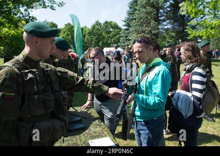 (180519) -- ALYTUS (LITUANIA), 19 maggio 2018 -- Un uomo sperimenta un'arma durante un evento che celebra la giornata dell'unità pubblica e Miltaria ad Alytus, Lituania, 19 maggio 2018. I lituani celebrano la giornata pubblica e dell'unità Miltaria il terzo fine settimana di maggio). LITUANIA-ALYTUS-GIORNATA DELL'UNITÀ PUBBLICA E MILITARE ALFREDASXPLIADIS PUBLICATIONXNOTXINXCHN Foto Stock