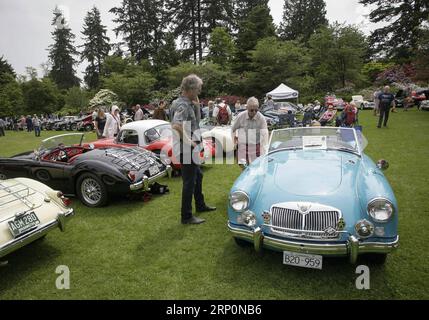 (180520) -- VANCOUVER, 20 maggio 2018 -- i visitatori ammirano diverse auto d'epoca britanniche durante il 33° evento annuale All British Field Meet al Van Dusen Garden di Vancouver, Canada, 19 maggio 2018. Più di 500 proprietari di auto britanniche e migliaia di appassionati di auto si sono riuniti questo fine settimana al Van Dusen Garden di Vancouver per il 33° All British Field Meet annuale. Questa è una delle più grandi feste di auto d'epoca del Canada occidentale, dove i proprietari e gli appassionati di auto possono incontrarsi e condividere le loro storie). (yy) CANADA-VANCOUVER-TUTTI I CAMPI BRITANNICI INCONTRANO Liangxsen PUBLICATIONxNOTxINxCHN Foto Stock