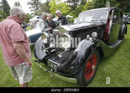 (180520) -- VANCOUVER, 20 maggio 2018 -- i visitatori ammirano una Rolls-Royce d'epoca durante il 33° evento annuale All British Field Meet al Van Dusen Garden di Vancouver, Canada, 19 maggio 2018. Più di 500 proprietari di auto britanniche e migliaia di appassionati di auto si sono riuniti questo fine settimana al Van Dusen Garden di Vancouver per il 33° All British Field Meet annuale. Questa è una delle più grandi feste di auto d'epoca del Canada occidentale, dove i proprietari e gli appassionati di auto possono incontrarsi e condividere le loro storie). (yy) CANADA-VANCOUVER-TUTTI I CAMPI BRITANNICI INCONTRANO Liangxsen PUBLICATIONxNOTxINxCHN Foto Stock