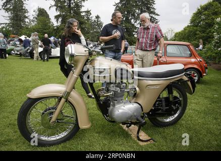 (180520) -- VANCOUVER, 20 maggio 2018 -- i visitatori ammirano una moto d'epoca durante il 33° evento annuale All British Field Meet al Van Dusen Garden di Vancouver, Canada, 19 maggio 2018. Più di 500 proprietari di auto britanniche e migliaia di appassionati di auto si sono riuniti questo fine settimana al Van Dusen Garden di Vancouver per il 33° All British Field Meet annuale. Questa è una delle più grandi feste di auto d'epoca del Canada occidentale, dove i proprietari e gli appassionati di auto possono incontrarsi e condividere le loro storie). (yy) CANADA-VANCOUVER-TUTTI I CAMPI BRITANNICI INCONTRANO Liangxsen PUBLICATIONxNOTxINxCHN Foto Stock