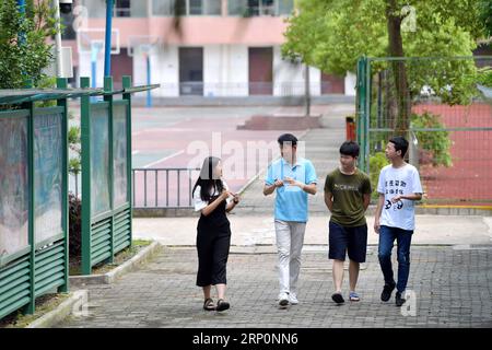 (180520) -- NANCHANG, 20 maggio 2018 -- li Huanqiu (2nd L) comunica con studenti con problemi di udito alla scuola Qiyin di Nanchang, provincia del Jiangxi della Cina orientale, 20 maggio 2018. Il 48enne li ha perso l'udito all'età di due anni. Dopo la laurea all'università, divenne insegnante d'arte alla scuola Qiyin e fondò il suo studio d'arte con il sostegno della scuola. Finora li ha lavorato nella scuola per 22 anni. )(mcg) CINA-NANCHANG-INSEGNANTE CON PROBLEMI DI UDITO (CN) PengxZhaozhi PUBLICATIONxNOTxINxCHN Foto Stock