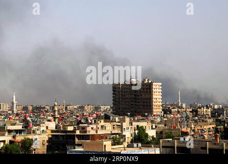 (180520) -- DAMASCO, 20 maggio 2018 -- il fumo aumenta a seguito dell'attacco aereo che ha colpito le posizioni dello Stato Islamico (IS) a sud di Damasco, in Siria, il 20 maggio 2018. I militanti dello Stato Islamico (IS) e le loro famiglie hanno iniziato a evacuare le loro posizioni nel sud di Damasco verso il deserto siriano, gli attivisti hanno detto domenica. Tuttavia, i media statali hanno negato le affermazioni. ) SIRIA-DAMASCO-IS-ATTACCO AEREO AmmarxSafarjalani PUBLICATIONxNOTxINxCHN Foto Stock