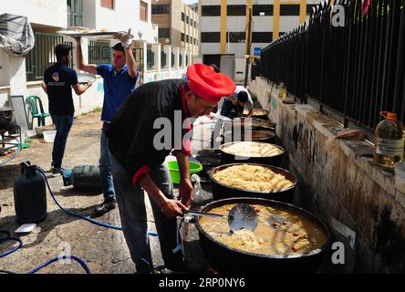 (180520) -- DAMASCO, 20 maggio 2018 -- volontari siriani preparano cibo per i poveri e gli sfollati a Damasco, capitale della Siria, il 20 maggio 2018. Le cucine di beneficenza emergono durante il mese sacro musulmano del Ramadan per raccogliere materiali dai donatori e preparare pasti per i poveri durante il mese. ) SYRIA-DAMASCO-RAMADAN-CHARITY-MEALS AmmarxSafarjalani PUBLICATIONxNOTxINxCHN Foto Stock