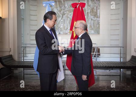 (180521) -- BUENOS AIRES, 21 maggio 2018 -- il consigliere di Stato cinese e ministro degli Esteri Wang Yi (L) incontra il ministro degli Esteri argentino Jorge Faurie a Buenos Aires, Argentina, 20 maggio 2018. ) (yk) ARGENTINA-BUENOS AIRES-CINA-FM-RIUNIONE MartinxZabala PUBLICATIONxNOTxINxCHN Foto Stock