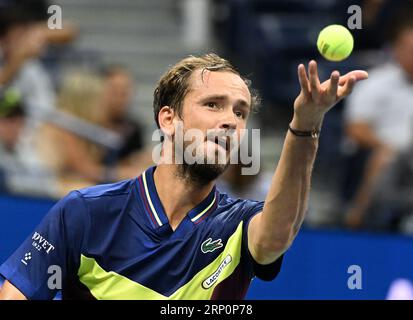 Flushing Meadow, dichiarato United. 2 settembre 2023. Daniil Medvedeof Russia serve l'argentino Sebastian Baes al terzo turno all'Arthur Ashe Stadium agli US Open Tennis Championships 2023 all'USTA Billie Jean King National Tennis Center sabato 2 settembre 2023 a New York. Foto di Larry Marano/UPI Credit: UPI/Alamy Live News Foto Stock