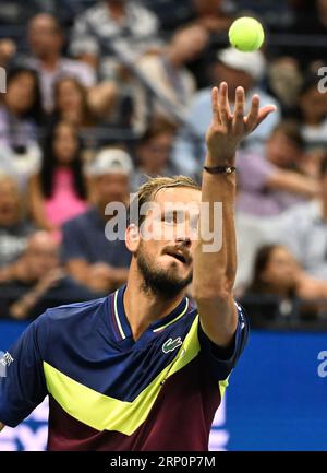 Flushing Meadow, dichiarato United. 2 settembre 2023. Daniil Medvedeof Russia serve l'argentino Sebastian Baes al terzo turno all'Arthur Ashe Stadium agli US Open Tennis Championships 2023 all'USTA Billie Jean King National Tennis Center sabato 2 settembre 2023 a New York. Foto di Larry Marano/UPI Credit: UPI/Alamy Live News Foto Stock