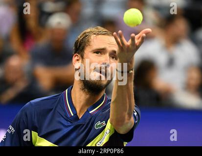 Flushing Meadow, dichiarato United. 2 settembre 2023. Daniil Medvedeof Russia serve l'argentino Sebastian Baes al terzo turno all'Arthur Ashe Stadium agli US Open Tennis Championships 2023 all'USTA Billie Jean King National Tennis Center sabato 2 settembre 2023 a New York. Foto di Larry Marano/UPI Credit: UPI/Alamy Live News Foto Stock