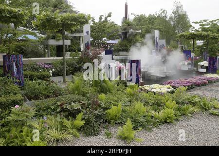 (180522) -- LONDRA, 22 maggio 2018 -- Una visione generale del Wuhan Water Garden cinese è stata vista al RHS Chelsea Flower Show tenutosi nei terreni del Royal Hospital Chelsea a Londra, in Gran Bretagna, il 21 maggio 2018. Il Chelsea Flower Show, altrimenti conosciuto come The Great Spring Show e tenuto dalla Royal Horticultural Society (RHS), è il più grande spettacolo di fiori e giardini paesaggistici del Regno Unito. )(gj) BRITAIN-LONDON-CHELSEA FLOWER SHOW TimxIreland PUBLICATIONxNOTxINxCHN Foto Stock