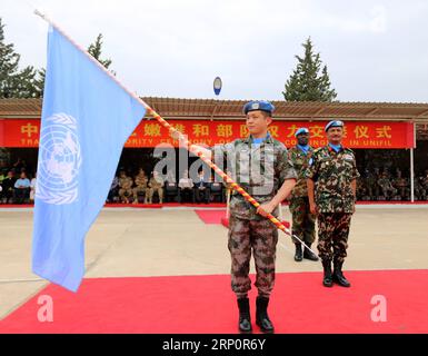 (180523) -- BEIRUT, 23 maggio 2018 -- Shi Honghui, comandante del 17° contingente cinese di mantenimento della pace in Libano, tiene la bandiera delle Nazioni Unite durante la cerimonia di rotazione della forza cinese di mantenimento della pace nel villaggio di Hinnieh, nel sud del Libano, 22 maggio 2018. Il 16° contingente cinese di mantenimento della pace in Libano ha trasferito la sua autorità al 17° contingente martedì. ) (lx) LEBANON-HINNIEH-CHINESE PEACEKEEPING FORCE-ROTATION YangxShuangquan PUBLICATIONxNOTxINxCHN Foto Stock