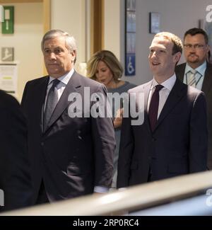 (180522) -- BRUXELLES, 22 maggio 2018 () -- il fondatore e CEO di Facebook Mark Zuckerberg (R, Front) e il presidente del Parlamento europeo Antonio Tajani (L) sono visti in vista di una riunione al Parlamento europeo a Bruxelles, in Belgio, il 22 maggio 2018. Martedì Zuckerberg è apparso qui davanti ai rappresentanti del Parlamento europeo per rispondere alle domande sulla violazione delle informazioni sui dati e sul modo in cui Facebook utilizza i dati personali in generale. () BELGIO-BRUXELLES-UE-PARLAMENTO-FACEBOOK-ZUCKERBERG XINHUA PUBLICATIONXNOTXINXCHN Foto Stock