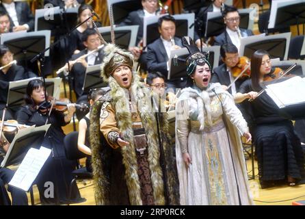 (180523) -- PECHINO, 23 maggio 2018 -- i cantanti Liao Changyong (fronte L) e Wang Qingshuang si esibiscono in un concerto ritratto del compositore cinese Guan Xia a Pechino, capitale della Cina, 22 maggio 2018. )(Ly) CHINA-BEIJING-CONCERT (CN) JinxLiangkuai PUBLICATIONxNOTxINxCHN Foto Stock