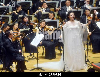 (180523) -- PECHINO, 23 maggio 2018 -- Singer lei Jia si esibisce in un concerto ritratto del compositore cinese Guan Xia a Pechino, capitale della Cina, 22 maggio 2018. )(Ly) CHINA-BEIJING-CONCERT (CN) JinxLiangkuai PUBLICATIONxNOTxINxCHN Foto Stock