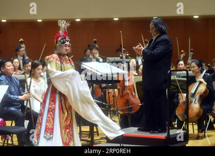 (180523) -- PECHINO, 23 maggio 2018 -- il cantante Chen Junhua (Front L) si esibisce in un concerto ritratto del compositore cinese Guan Xia a Pechino, capitale della Cina, 22 maggio 2018. )(Ly) CHINA-BEIJING-CONCERT (CN) JinxLiangkuai PUBLICATIONxNOTxINxCHN Foto Stock