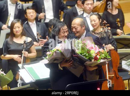 (180523) -- PECHINO, 23 maggio 2018 -- il famoso compositore cinese Guan Xia (Front R) saluta il direttore d'orchestra Tang Muhai (Front L) dopo un concerto ritratto di Guan Xia a Pechino, capitale della Cina, 22 maggio 2018. )(Ly) CHINA-BEIJING-CONCERT (CN) JinxLiangkuai PUBLICATIONxNOTxINxCHN Foto Stock