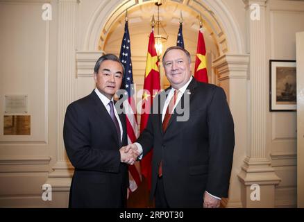 180524 -- WASHINGTON, 24 maggio 2018 -- il consigliere di Stato cinese e ministro degli Esteri Wang Yi L incontra il segretario di Stato americano Mike Pompeo a Washington il 23 maggio 2018. nxl U.S.-WASHINGTON-CHINESE FM-MEETING WangxYing PUBLICATIONxNOTxINxCHN Foto Stock