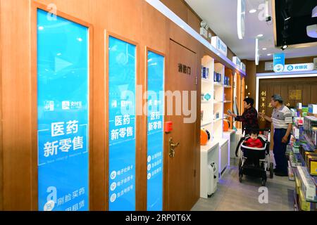 (180524) -- ZHENGZHOU, 24 maggio 2018 -- la gente visita una futura farmacia a Zhengzhou, capitale della provincia di Henan della Cina centrale, 24 maggio 2018. Un futuro farmacia di Alipay ha aperto qui il giovedì, che consente di pagare tramite scansione facciale, consulenze in remoto, prenotazioni di richieste, vendita self-service di droga 24 ore su 24 e altri servizi. ) (Zwx) CHINA-ZHENGZHOU- FUTURE DRUGSTORE -OPENING (CN) FengxDapeng PUBLICATIONxNOTxINxCHN Foto Stock