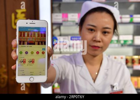 (180524) -- ZHENGZHOU, 24 maggio 2018 -- Un membro dello staff mostra come prenotare un'indagine in una futura farmacia a Zhengzhou, capitale della provincia di Henan della Cina centrale, 24 maggio 2018. Un futuro farmacia di Alipay ha aperto qui il giovedì, che consente di pagare tramite scansione facciale, consulenze in remoto, prenotazioni di richieste, vendita self-service di droga 24 ore su 24 e altri servizi. ) (Zwx) CHINA-ZHENGZHOU- FUTURE DRUGSTORE -OPENING (CN) FengxDapeng PUBLICATIONxNOTxINxCHN Foto Stock