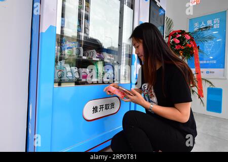 (180524) -- ZHENGZHOU, 24 maggio 2018 -- Una donna usa una macchina self-service per acquistare droga in una futura farmacia a Zhengzhou, capitale della provincia di Henan della Cina centrale, 24 maggio 2018. Un futuro farmacia di Alipay ha aperto qui il giovedì, che consente di pagare tramite scansione facciale, consulenze in remoto, prenotazioni di richieste, vendita self-service di droga 24 ore su 24 e altri servizi. ) (Zwx) CHINA-ZHENGZHOU- FUTURE DRUGSTORE -OPENING (CN) FengxDapeng PUBLICATIONxNOTxINxCHN Foto Stock