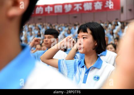 (180524) -- QINGDAO, 24 maggio 2018 -- i volontari prestano giuramento durante una cerimonia di lancio del programma di volontariato per il prossimo vertice dell'Organizzazione di cooperazione di Shanghai (SCO) a Qingdao, nella provincia dello Shandong della Cina orientale, il 24 maggio 2018. Circa 2.000 volontari offriranno servizi quali assistenza all'arrivo e alla partenza degli ospiti, traduzione e richieste mediatiche durante il 18° vertice della SCO. ) (Wyl) CHINA-QINGDAO-SCO-SUMMIT-VOLONTARIATO (CN) LixZiheng PUBLICATIONxNOTxINxCHN Foto Stock