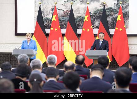 (180524) -- PECHINO, 24 maggio 2018 -- il Premier cinese li Keqiang e la cancelliera tedesca Angela Merkel in visita tengono una conferenza stampa congiunta dopo i loro colloqui, presso la grande sala del popolo, a Pechino, capitale della Cina, 24 maggio 2018. ) (Lb) CHINA-BEIJING-GERMANY-li KEQIANG-MERKEL-PRESS (CN) LixTao PUBLICATIONxNOTxINxCHN Foto Stock