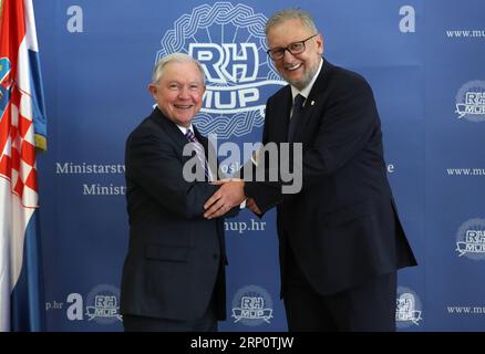 (180524) -- ZAGABRIA, 24 maggio 2018 -- il procuratore generale degli Stati Uniti Jeff Sessions (L) stringe la mano al ministro degli interni croato Davor Bozinovic durante una conferenza stampa a Zagabria, capitale della Croazia, il 24 maggio 2018. Le sessioni hanno incontrato il presidente croato Kolinda Grabar-Kitarovic e funzionari regionali qui giovedì per discutere di questioni di sicurezza, secondo una dichiarazione dell'ufficio del presidente e l'agenzia di stampa croata Hina riferisce. CROAZIA-ZAGABRIA-MINISTRO DEGLI INTERNI-PROCURATORE-GENERALE-CONFERENZA STAMPA ROBERTXANIC PUBLICATIONXNOTXINXCHN Foto Stock