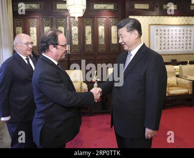 (180525) -- PECHINO, 25 maggio 2018 -- il presidente cinese Xi Jinping incontra l'ex presidente francese Francois Hollande alla Diaoyutai State Guesthouse a Pechino, capitale della Cina, 25 maggio 2018. ) (Wyl) CHINA-BEIJING-XI JINPING-FRANCE-HOLLANDE-MEETING (CN) PangxXinglei PUBLICATIONxNOTxINxCHN Foto Stock
