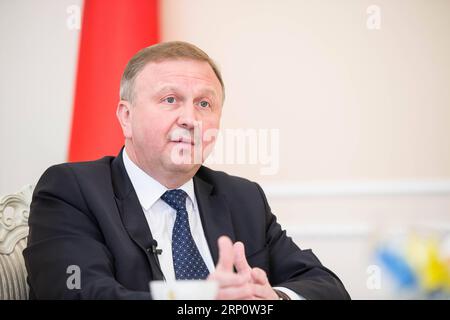 (180526) -- MINSK, 26 maggio 2018 -- il primo ministro bielorusso Andrei Kobyakov interviene durante un'intervista con l'agenzia di stampa Xinhua a Minsk, Bielorussia, 21 maggio 2018. La Bielorussia attende con ansia di rafforzare ulteriormente la cooperazione pratica con la Cina in vari settori, ha affermato Andrei Kobyakov. ) (gj) BIELORUSSIA-MINSK-PRIMO MINISTRO-INTERVISTA WuxZhuang PUBLICATIONxNOTxINxCHN Foto Stock