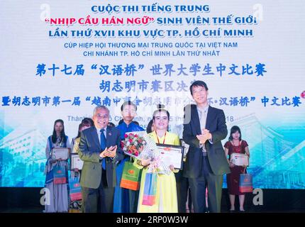 (180526) -- HO CHI MINH CITY, 26 MAGGIO 2018 -- Tran Thao Trinh (C) della Facoltà di studi Orientali della città di ho chi Minh University of Social Sciences and Humanities posa per una foto dopo aver vinto il round finale del Vietnam del Sud del 17th Chinese Bridge a ho chi Minh City, Vietnam, 25 maggio 2018. Uno studente vietnamita del terzo anno presso la facoltà di studi orientali della città di ho chi Minh University of Social Sciences and Humanities venerdì ha vinto il round finale del Vietnam del Sud del 17th Chinese Bridge, il concorso annuale di competenza cinese per studenti universitari stranieri. ) (gj) V Foto Stock