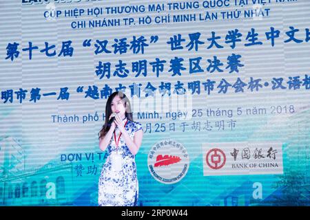 (180526) -- HO CHI MINH CITY, 26 maggio 2018 -- Un concorrente parla durante il round finale del Vietnam del Sud del 17° ponte cinese a ho chi Minh City, Vietnam, 25 maggio 2018. Tran Thao Trinh, studente del terzo anno presso la Facoltà di studi Orientali dell'Università di Scienze sociali e Umanità di ho chi Minh, venerdì ha vinto il round finale del Vietnam del Sud del 17th Chinese Bridge, il concorso annuale di competenza cinese per studenti universitari stranieri. ) (gj) VIETNAM-HO CHI MINH CITY-CHINESE BRIDGE HoangxThixHuong PUBLICATIONxNOTxINxCHN Foto Stock