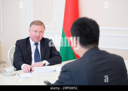 (180526) -- MINSK, 26 maggio 2018 -- il primo ministro bielorusso Andrei Kobyakov interviene durante un'intervista con l'agenzia di stampa Xinhua a Minsk, Bielorussia, 21 maggio 2018. La Bielorussia attende con ansia di rafforzare ulteriormente la cooperazione pratica con la Cina in vari settori, ha affermato Andrei Kobyakov. ) (gj) BIELORUSSIA-MINSK-PRIMO MINISTRO-INTERVISTA WuxZhuang PUBLICATIONxNOTxINxCHN Foto Stock