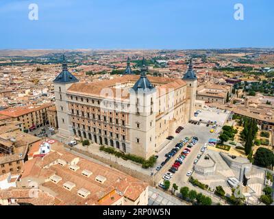 Una vista aerea di Toledo con la fortezza dell'Alcazar Foto Stock