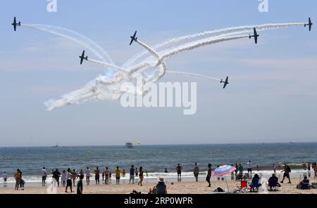 (180527) -- PECHINO, 27 maggio 2018 -- il team GEICO Skytypers si esibisce durante il 15° Bethpage Air Show sulla Jones Beach a New York, negli Stati Uniti, il 26 maggio 2018. ) XINHUA FOTO SCELTE SETTIMANALI LixRui PUBLICATIONxNOTxINxCHN Foto Stock