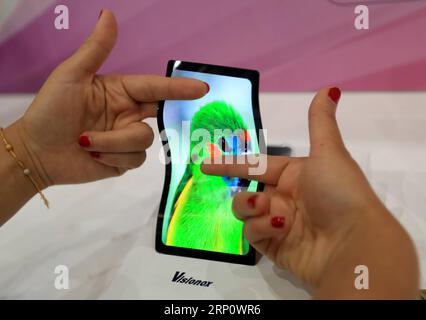 (180527) -- PECHINO, 27 maggio 2018 -- Un membro dello staff di China S Visionox mostra Bi-Directional Foldable Single-Axis display durante la SID display Week 2018 a Los Angeles, Stati Uniti, 23 maggio 2018. ) XINHUA PHOTO WEEKLY CHOICES LixYing PUBLICATIONxNOTxINxCHN Foto Stock