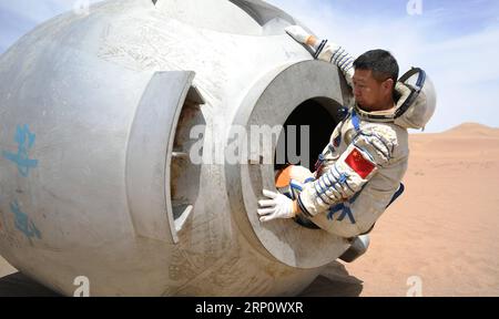 (180527) -- LANZHOU, 27 maggio 2018 -- Taikonaut Liu Wang esce da una capsula di rientro durante un addestramento di sopravvivenza nel deserto di Badain Jaran nella provincia del Gansu della Cina nord-occidentale, 17 maggio 2018. Quindici taikonauti cinesi hanno appena completato un addestramento di sopravvivenza nel deserto nel deserto di Badain Jaran vicino al Jiuquan satellite Launch Center nel nord-ovest della Cina. Organizzato dall'Astronaut Center of China (ACC), il programma è stato progettato per preparare taikonauti con la capacità di sopravvivere nella natura selvaggia nel caso in cui la loro capsula di rientro atterri fuori bersaglio. (LMM) CHINA-GANSU-TAIKONAUT-DESERT-WI Foto Stock