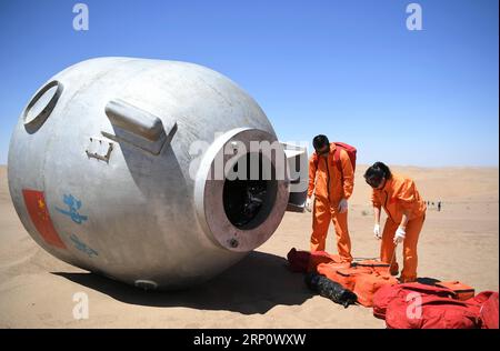 (180527) -- LANZHOU, 27 maggio 2018 -- i Taikonauti Wang Yaping (R) e Chen Dong partecipano ad un addestramento di sopravvivenza nel deserto di Badain Jaran nella provincia del Gansu della Cina nordoccidentale, 22 maggio 2018. Quindici taikonauti cinesi hanno appena completato un addestramento di sopravvivenza nel deserto nel deserto di Badain Jaran vicino al Jiuquan satellite Launch Center nel nord-ovest della Cina. Organizzato dall'Astronaut Center of China (ACC), il programma è stato progettato per preparare taikonauti con la capacità di sopravvivere nella natura selvaggia nel caso in cui la loro capsula di rientro atterri fuori bersaglio. (LMM) CHINA-GANSU-TAIKONAUT-DESERT-WI Foto Stock