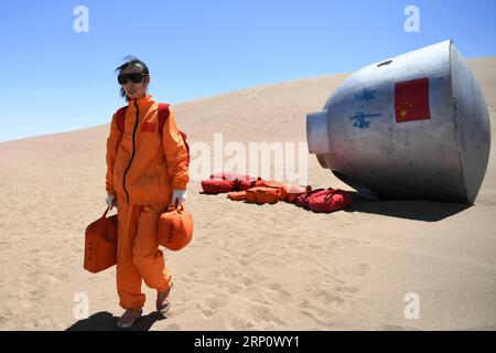 (180527) -- LANZHOU, 27 maggio 2018 -- Taikonaut Wang Yaping partecipa ad un addestramento di sopravvivenza nel deserto di Badain Jaran nella provincia del Gansu della Cina nordoccidentale, 22 maggio 2018. Quindici taikonauti cinesi hanno appena completato un addestramento di sopravvivenza nel deserto nel deserto di Badain Jaran vicino al Jiuquan satellite Launch Center nel nord-ovest della Cina. Organizzato dall'Astronaut Center of China (ACC), il programma è stato progettato per preparare taikonauti con la capacità di sopravvivere nella natura selvaggia nel caso in cui la loro capsula di rientro atterri fuori bersaglio. (LMM) CHINA-GANSU-TAIKONAUT-DESERT-WILDERNESS-SURVIVAL- Foto Stock