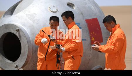 (180527) -- LANZHOU, 27 maggio 2018 -- i Taikonauti Nie Haisheng (C), Zhang Xiaoguang (L) e Liu Wang partecipano ad un addestramento di sopravvivenza nel deserto di Badain Jaran nella provincia del Gansu della Cina nord-occidentale, 17 maggio 2018. Quindici taikonauti cinesi hanno appena completato un addestramento di sopravvivenza nel deserto nel deserto di Badain Jaran vicino al Jiuquan satellite Launch Center nel nord-ovest della Cina. Organizzato dall'Astronaut Center of China (ACC), il programma è stato progettato per preparare taikonauti con la capacità di sopravvivere nella natura selvaggia nel caso in cui la loro capsula di rientro atterri fuori bersaglio. (lmm) CHINA-GANS Foto Stock