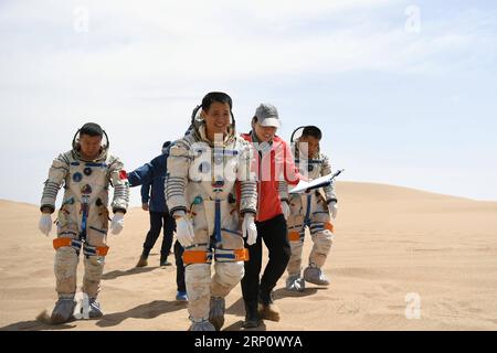 (180527) -- LANZHOU, 27 maggio 2018 -- Taikonauti Nie Haisheng (3rd R), Liu Wang (1st L) e Zhang Xiaoguang (1st R) partecipano ad un addestramento di sopravvivenza nella natura selvaggia nel deserto di Badain Jaran nella provincia del Gansu della Cina nord-occidentale, 17 maggio 2018. Quindici taikonauti cinesi hanno appena completato un addestramento di sopravvivenza nel deserto nel deserto di Badain Jaran vicino al Jiuquan satellite Launch Center nel nord-ovest della Cina. Organizzato dall'Astronaut Center of China (ACC), il programma è stato progettato per preparare taikonauti con la capacità di sopravvivere nella natura selvaggia nel caso in cui la loro capsula di rientro atterri fuori bersaglio. Foto Stock