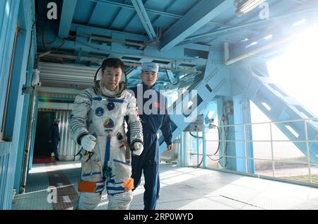 (180527) -- LANZHOU, 27 maggio 2018 -- Taikonaut Deng Qingming (L) partecipa ad un addestramento di emergenza launchpad nella provincia del Gansu della Cina nordoccidentale, 16 maggio 2018. Quindici taikonauti cinesi hanno appena completato un addestramento di sopravvivenza nel deserto nel deserto di Badain Jaran vicino al Jiuquan satellite Launch Center nel nord-ovest della Cina. Organizzato dall'Astronaut Center of China (ACC), il programma è stato progettato per preparare taikonauti con la capacità di sopravvivere nella natura selvaggia nel caso in cui la loro capsula di rientro atterri fuori bersaglio. (LMM) CHINA-GANSU-TAIKONAUT-DESERT-WILDERNESS-SURVIVAL-TRAINING (CN) Foto Stock