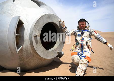 (180527) -- LANZHOU, 27 maggio 2018 -- Taikonaut Liu Wang esce da una capsula di rientro durante un addestramento di sopravvivenza nel deserto di Badain Jaran nella provincia del Gansu della Cina nord-occidentale, 17 maggio 2018. Quindici taikonauti cinesi hanno appena completato un addestramento di sopravvivenza nel deserto nel deserto di Badain Jaran vicino al Jiuquan satellite Launch Center nel nord-ovest della Cina. Organizzato dall'Astronaut Center of China (ACC), il programma è stato progettato per preparare taikonauti con la capacità di sopravvivere nella natura selvaggia nel caso in cui la loro capsula di rientro atterri fuori bersaglio. (LMM) CHINA-GANSU-TAIKONAUT-DESERT-WI Foto Stock