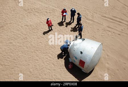 (180527) -- LANZHOU, 27 maggio 2018 -- i membri dello staff organizzano un addestramento di sopravvivenza nelle aree selvagge per i taikonauti nel deserto di Badain Jaran, nella provincia del Gansu, nella Cina nordoccidentale, 17 maggio 2018. Quindici taikonauti cinesi hanno appena completato un addestramento di sopravvivenza nel deserto nel deserto di Badain Jaran vicino al Jiuquan satellite Launch Center nel nord-ovest della Cina. Organizzato dall'Astronaut Center of China (ACC), il programma è stato progettato per preparare taikonauti con la capacità di sopravvivere nella natura selvaggia nel caso in cui la loro capsula di rientro atterri fuori bersaglio. (LMM) CHINA-GANSU-TAIKONAUT-DESERT-WILDERNESS-SURVIV Foto Stock