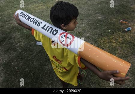 (180527) -- KOLKATA, 27 maggio 2018 -- un bambino indiano partecipa a una manifestazione anti-fumo in vista della giornata mondiale del tabacco a Calcutta, capitale dello stato indiano orientale del Bengala occidentale, il 27 maggio 2017. Il World No Tobacco Day è osservato in tutto il mondo ogni anno il 31 maggio. ) (Djj) INDIA-KOLKATA-WORLD NO TOBACCO DAY TumpaxMondal PUBLICATIONxNOTxINxCHN Foto Stock