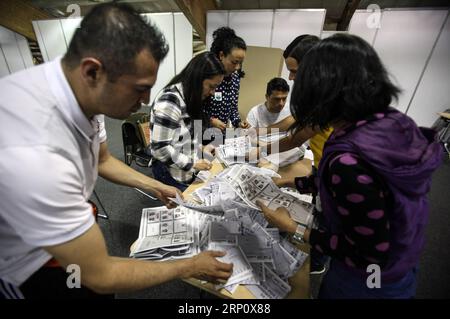 (180528) - BOGOTÀ, 28 maggio 2018 -- i funzionari elettorali contano i voti in un collegio elettorale a Bogotà, Colombia, il 27 maggio 2018. Ivan Duque, candidato di destra per il Partito del Centro Democratico, ha vinto il primo turno delle elezioni presidenziali colombiane domenica, rivendicando il 39,14% dei voti con il 99,99% dei voti conteggiati. Il secondo round si svolgerà il 17 giugno. ) (rtg) (ah) COLOMBIA-BOGOTÀ-ELEZIONI PRESIDENZIALI JhonxPaz PUBLICATIONxNOTxINxCHN Foto Stock