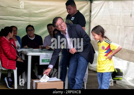 (180528) - BOGOTÀ, 28 maggio 2018 - candidato presidenziale colombiano per il movimento umano della Colombia Gustavo Petro (fronte L) pronuncia il suo voto in una sede elettorale a Bogotà, Colombia, il 27 maggio 2018. Ivan Duque, candidato di destra per il Partito del Centro Democratico, ha vinto il primo turno delle elezioni presidenziali colombiane domenica, rivendicando il 39,14% dei voti con il 99,99% dei voti conteggiati. Il secondo round si svolgerà il 17 giugno. DIEGO PINEDA/) (RTG) (AH) ***CREDITO OBBLIGATORIO*****NO SALES-NO ARCHIVE******SOLO PER USO EDITORIALE****COLOMBIA OUT*** COLOMBIA-BOGOTA-PRESIDENTIAL Foto Stock